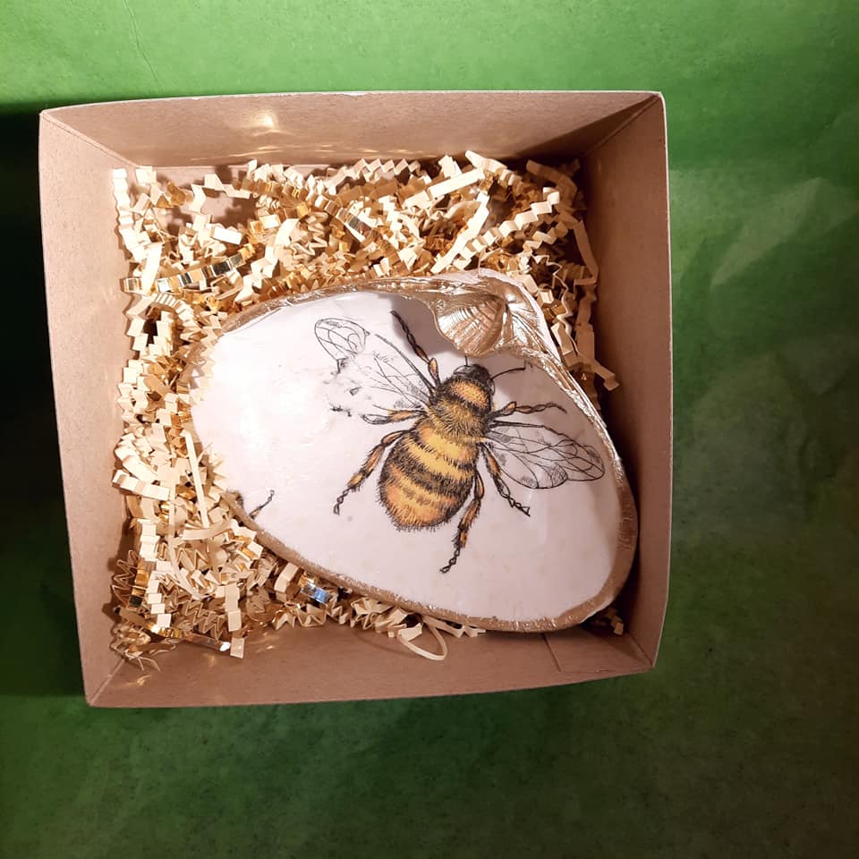 Clam Shell Art Bumble Bee